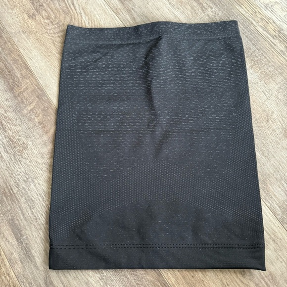 NWOT! Lululemon Seamless Neck Gaiter - One Size Color: Black/Asphalt Grey - Picture 3 of 4